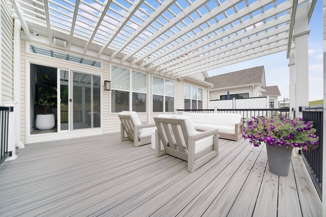 Building Photo - Luxury Fully Furnished 3 Bed 3.5 Bath Town...