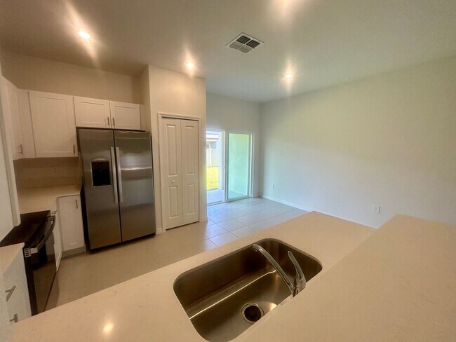 Building Photo - Stylish Townhome in the Heart of Ruskin – ...