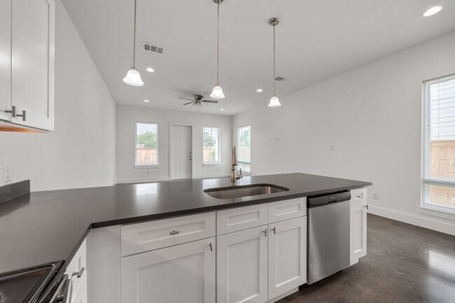 Building Photo - 215 San Salvador Ave