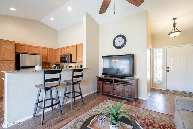 Building Photo - 1802 E Peach Tree Dr