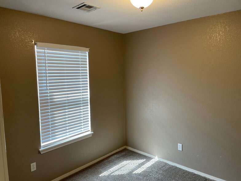 Building Photo - 1424 Jordan Cir