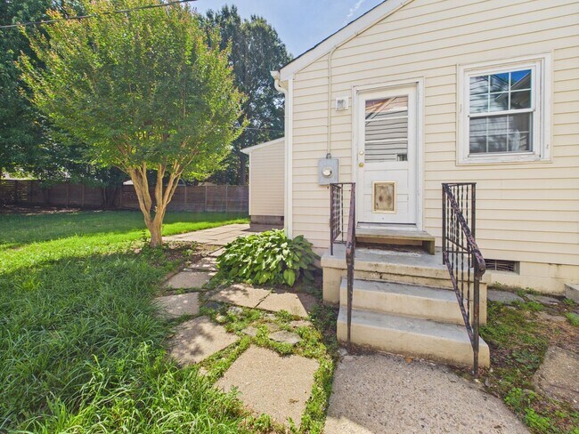 Building Photo - 6514 Stuart Ave