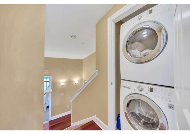 Building Photo - 14590 Damai Ln