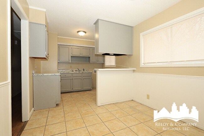 Building Photo - 4227 Kenosha Rd