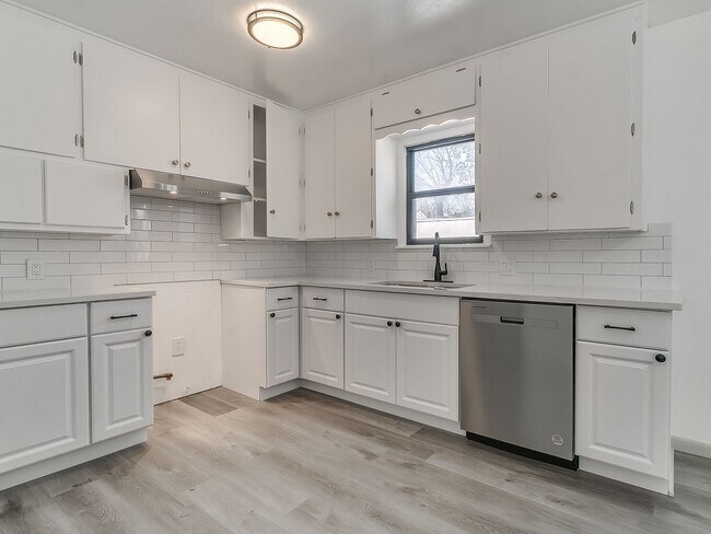 Building Photo - Newly Remodeled 3 Bedroom Home