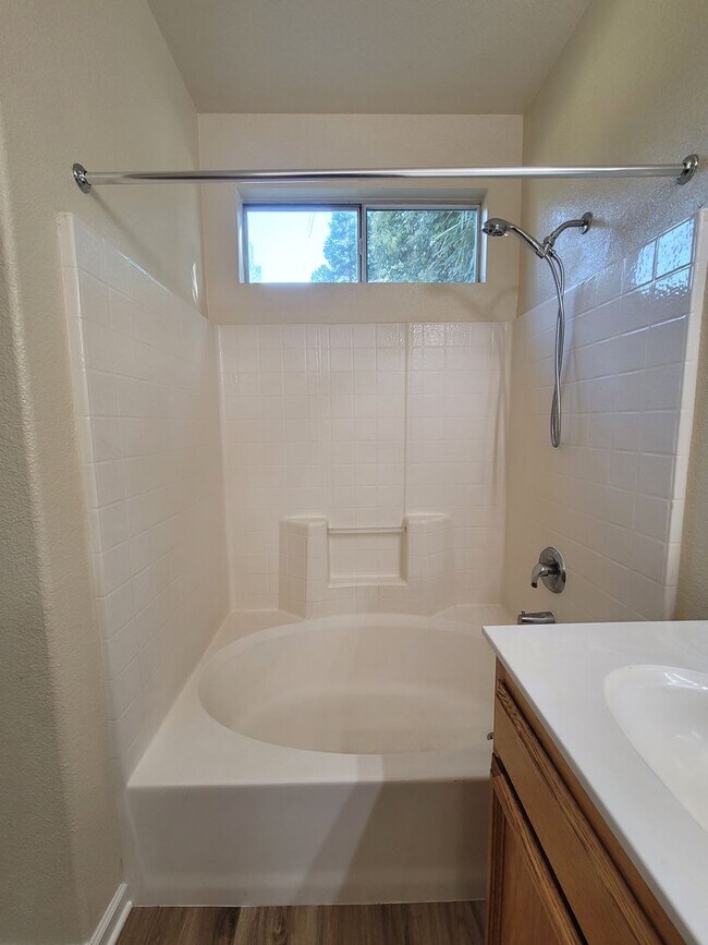 Building Photo - AVAILABLE NOW!!!