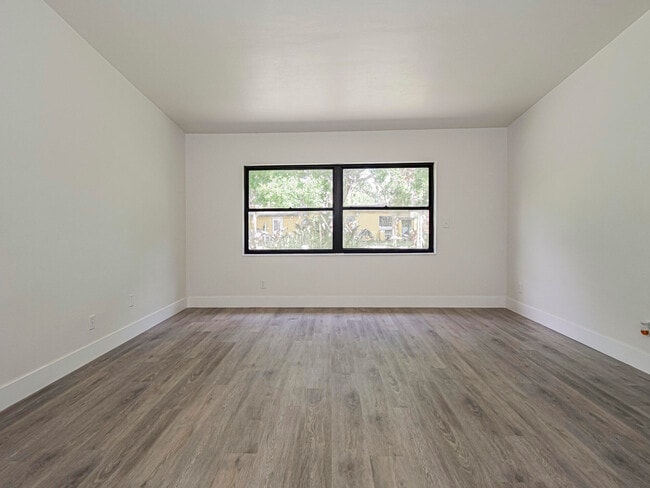 Building Photo - 734 5th Pl SW