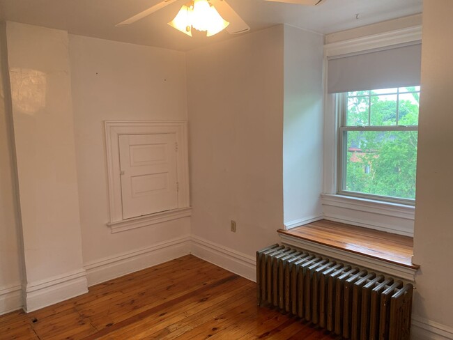 Building Photo - Spacious Two Story duplex on Walnut Street!