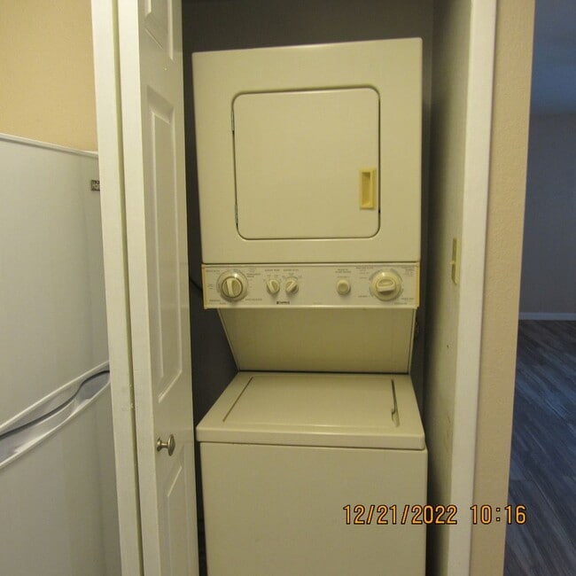 Building Photo - Studio/Condo Recently updated