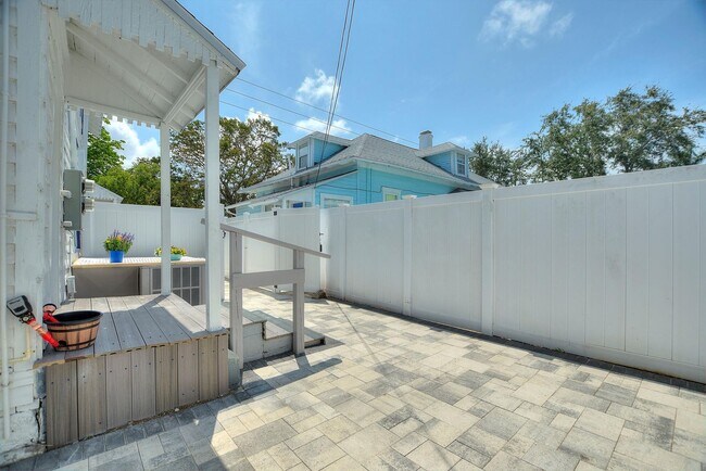 Building Photo - Charming 1 Bed, 1 Bath Apartment - All  Ut...