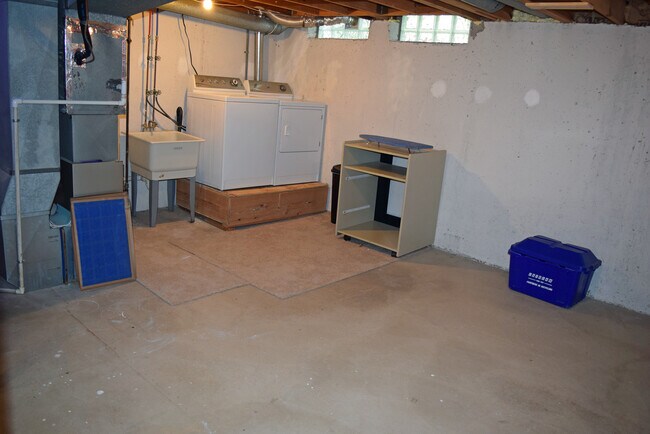 Building Photo - Sharp 2 bedroom, 2 1/2 bath with basement ...