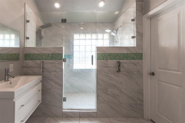 Building Photo - 2210 Zoa Dr