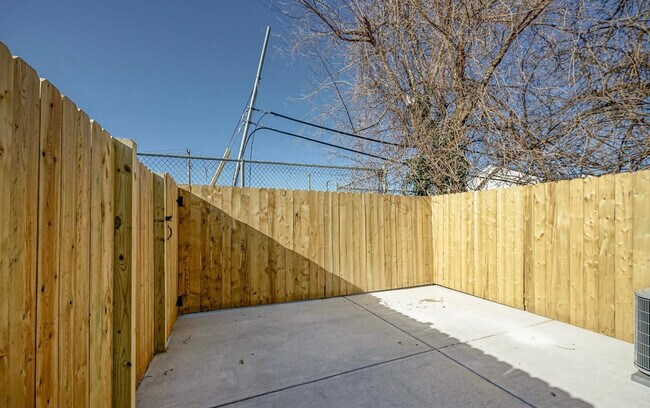 Building Photo - 1702 N Gratz St