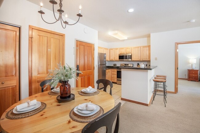 Building Photo - Evolve Real Estate: 6 Mos Lease Only Large Fully Furnished Condo Walking Distance to Keystone Vil...