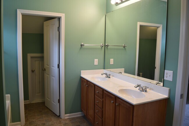 Building Photo - 2035 Golden Ridge Ln