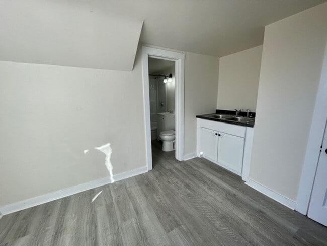 Building Photo - 915 12th Ave