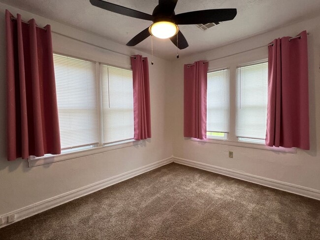 Building Photo - 1136 NW Maple-AVAILABLE NOW!!