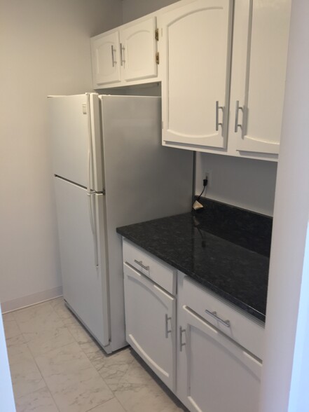 galley kitchen - 1931 N Cleveland St