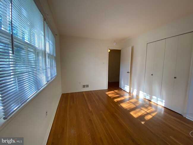 Building Photo - Elegant Living and Convenient Location Define This Home