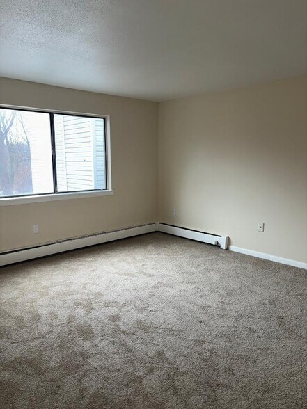 Master Bedroom - 655 Talcottville Rd