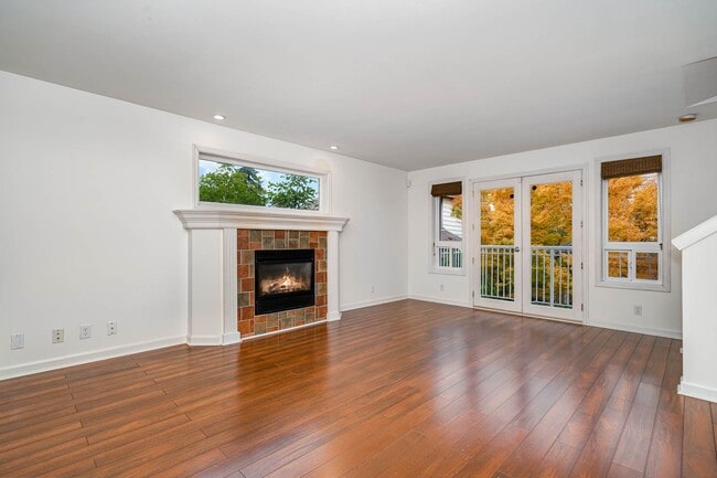 Building Photo - 2Bd/2Ba Seattle Townhouse