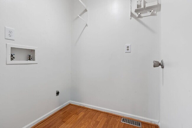Building Photo - "Charming 3-Bed Home with Gleaming Hardwood Floors in Hope Mills!"