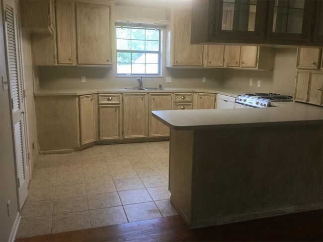 Building Photo - 1303 Cedar Dr