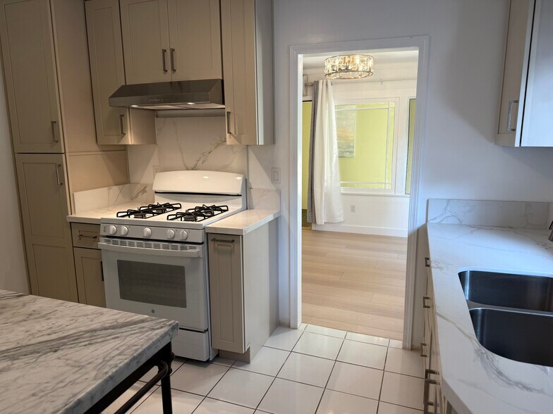 Building Photo - 8730 Rosewood Ave