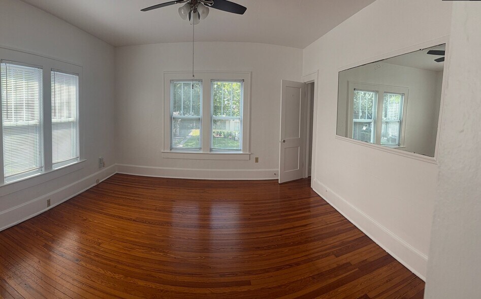 Building Photo - 715 Delaney Park Dr