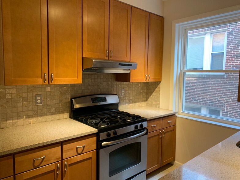 Building Photo - 2048 W Farragut Ave