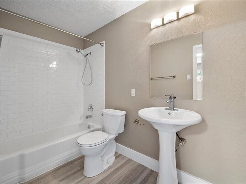 Master Bath - 2303 East Side Dr