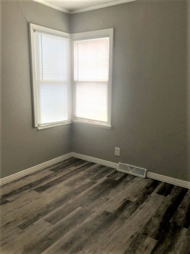 Building Photo - Cute Cozy: Completely Updated must see to ...