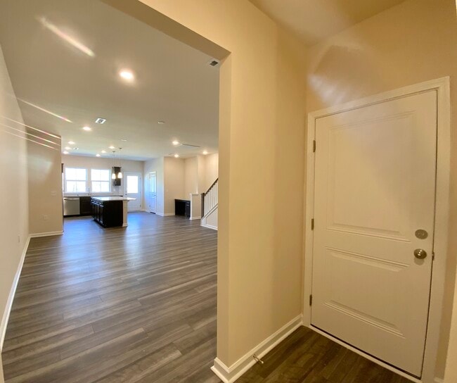 Building Photo - 836 Falls Grove Trl