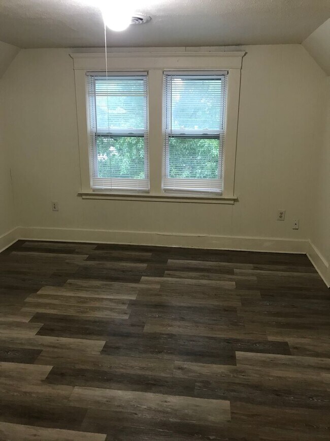 Building Photo - ELM 869-871