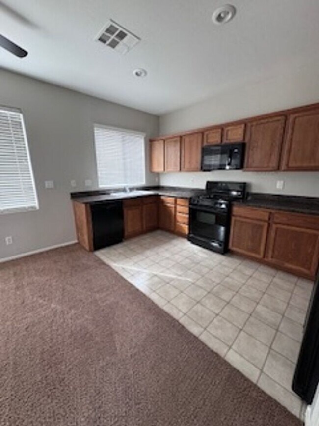Building Photo - 3Bed/2.5Bath/2Car Residence located in North Las Vegas gated community!