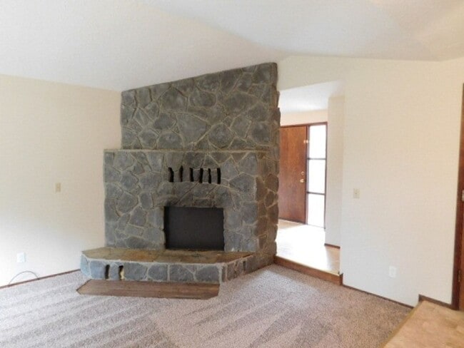 Building Photo - 3Bd/2Ba Single Story House - Available to ...