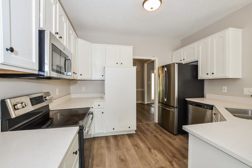 Building Photo - 2033 Oak Springs Dr