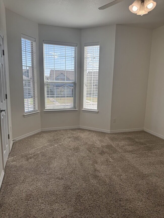 Building Photo - 4 Bedrooms and 4.5 baths in College Station