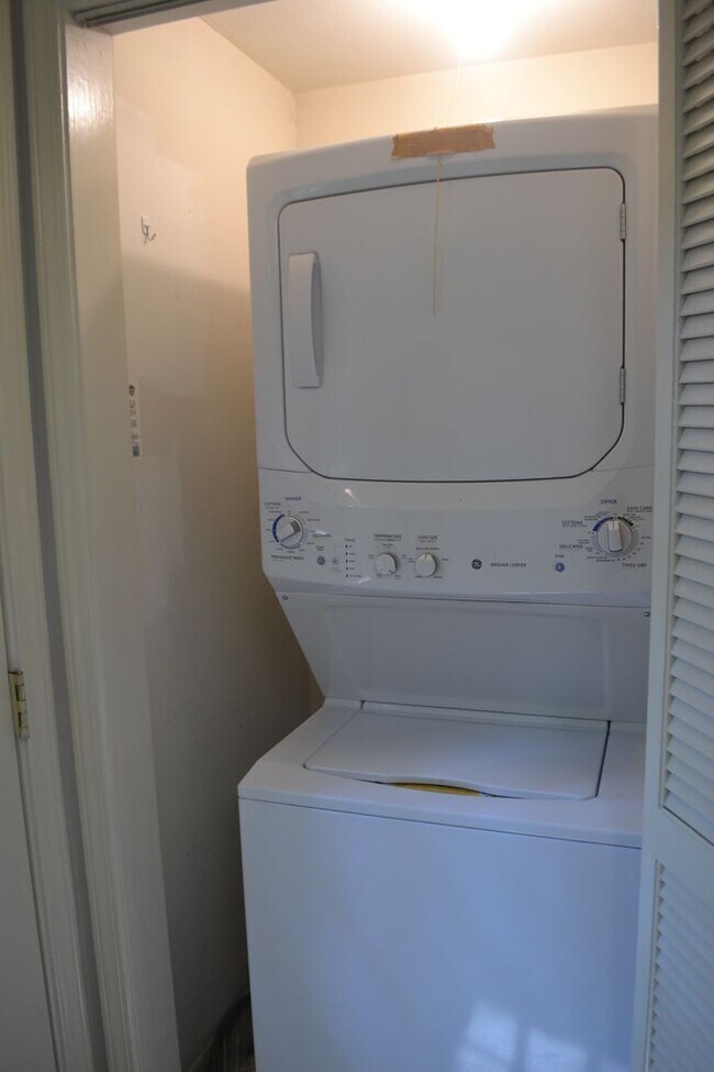 Building Photo - 2 Bedroom Duplex Apartment Close to Campus!