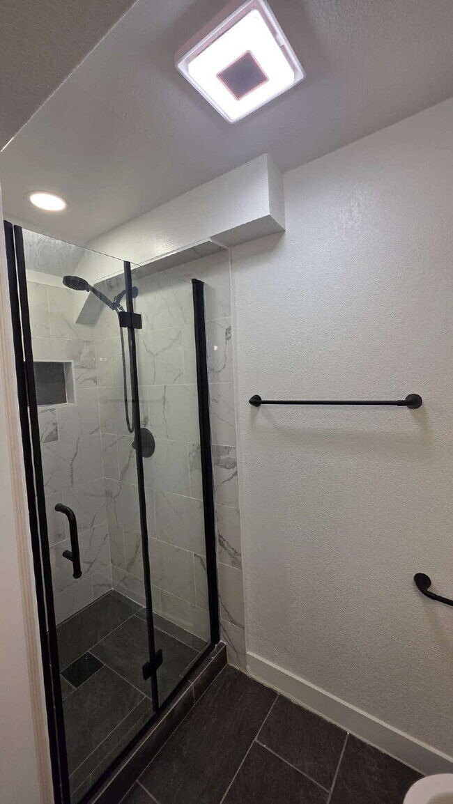 Building Photo - Lorson Ranch 5 bedroom Townhouse near military bases