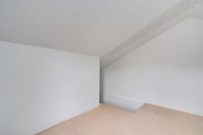 Building Photo - Remodeled 2 bedroom 1.5 bathroom townhome ...
