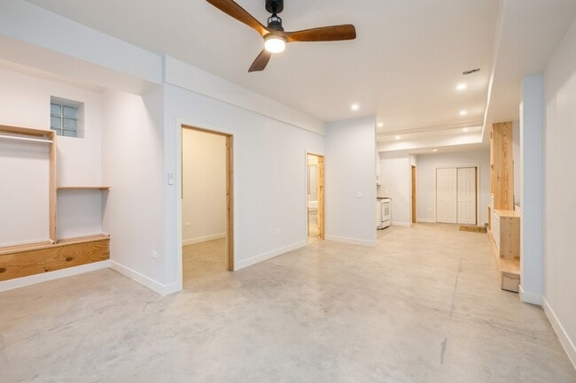 Building Photo - 724 W 18th St