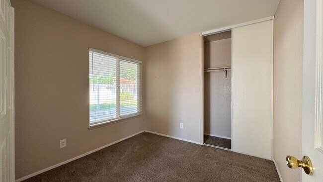 Building Photo - 912 Judson St