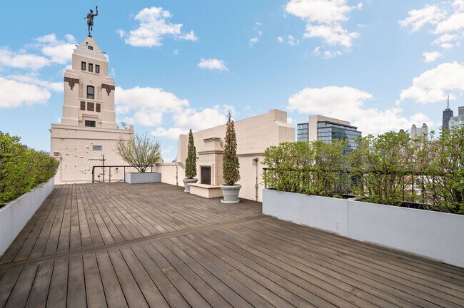 Building Photo - 758 N Larrabee St