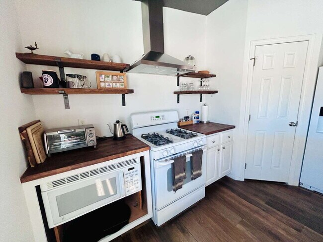 Building Photo - Updated 3 bd, 2 ba on 1.98 Acres with Hot Tub!
