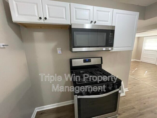 Building Photo - 360 Shepley Dr