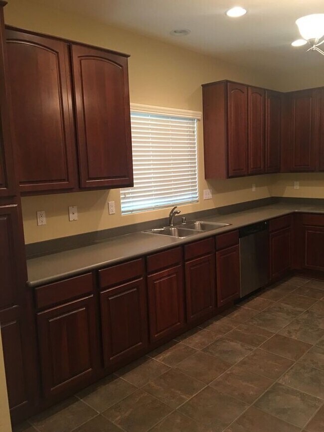Building Photo - Upgraded Beautiful 3 bedroom 2.5 bath townhouse in The Cottages