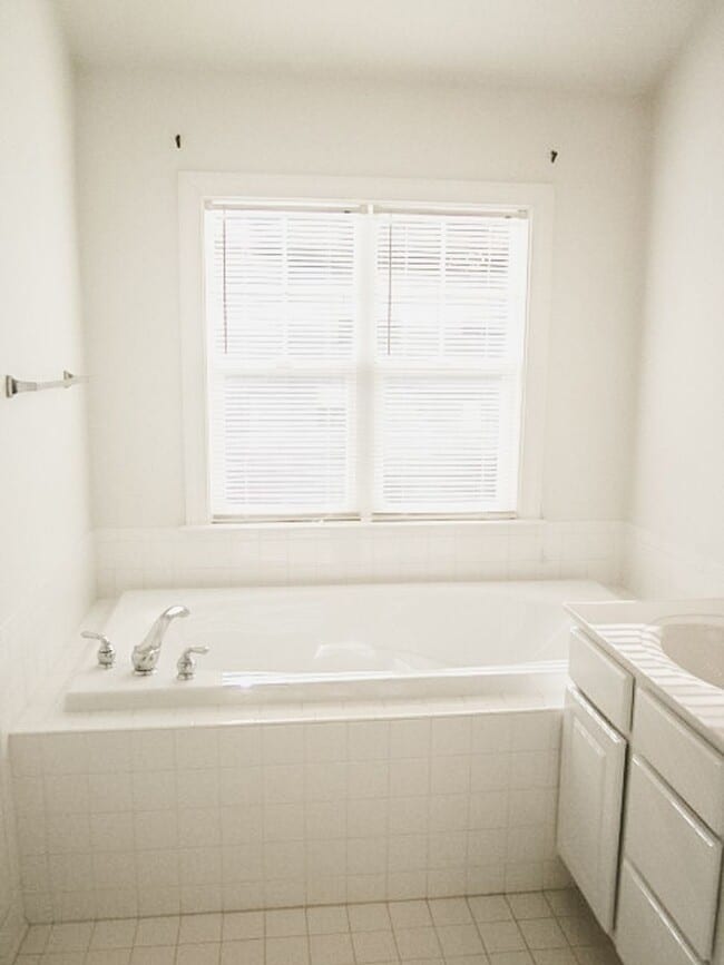 Building Photo - Beautiful 3 Bed 3.5 Bath Interior Townhome In Much Sought After Blooms Mill