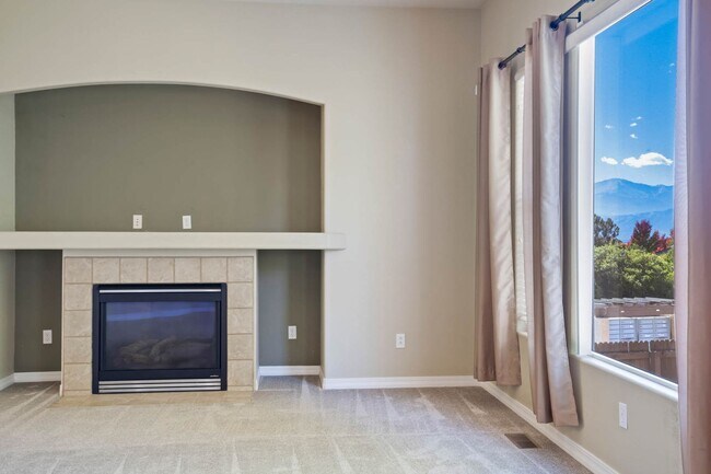 Building Photo - Main Level Living in Pine Creek...Views ar...