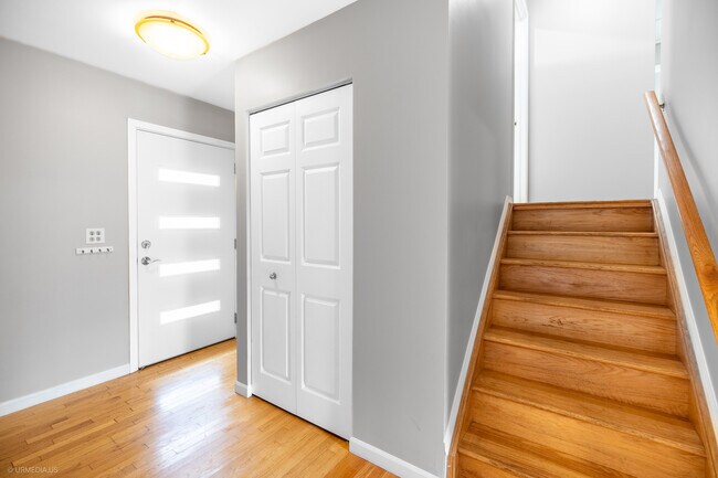 Building Photo - 2122 Kensington Dr